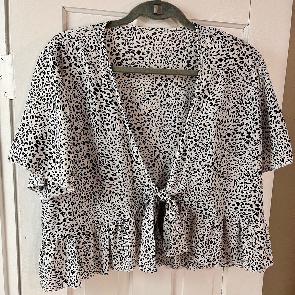 Women’s Black and White Tie-Front Ruffle Crop Top